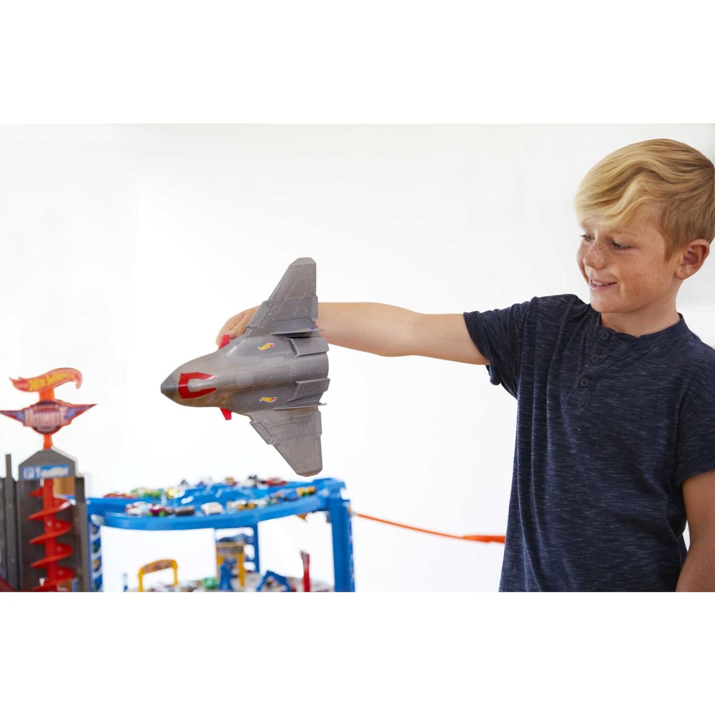 Hot Wheels® - Track Set With 4 1:64 Scale Toy Cars Super Ultimate Garage Over 3-Feet Tall Mattel