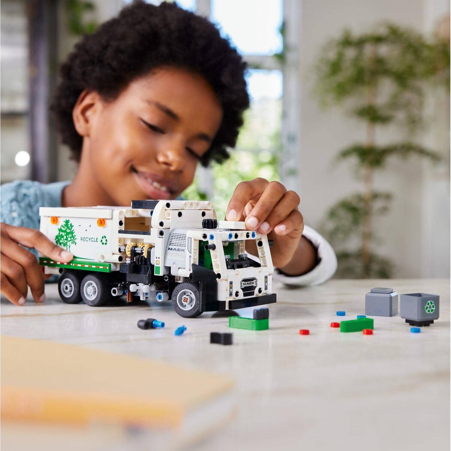 LEGO 42167 Mack LR Electric Garbage Truck - Technic