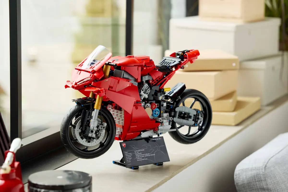 LEGO 42202 Ducati Panigale V4 S Motorcycle - Technic