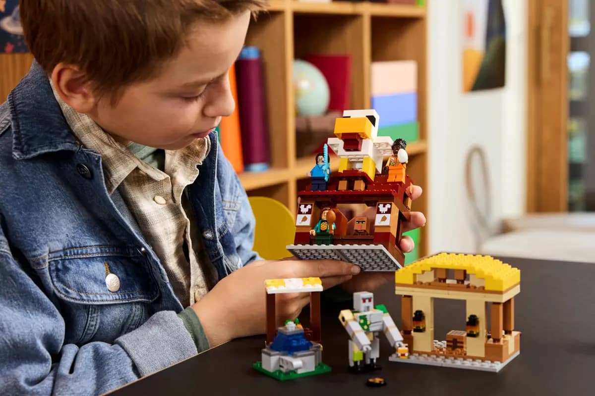 LEGO 21273 The Ghast Balloon Village Attack - Minecraft