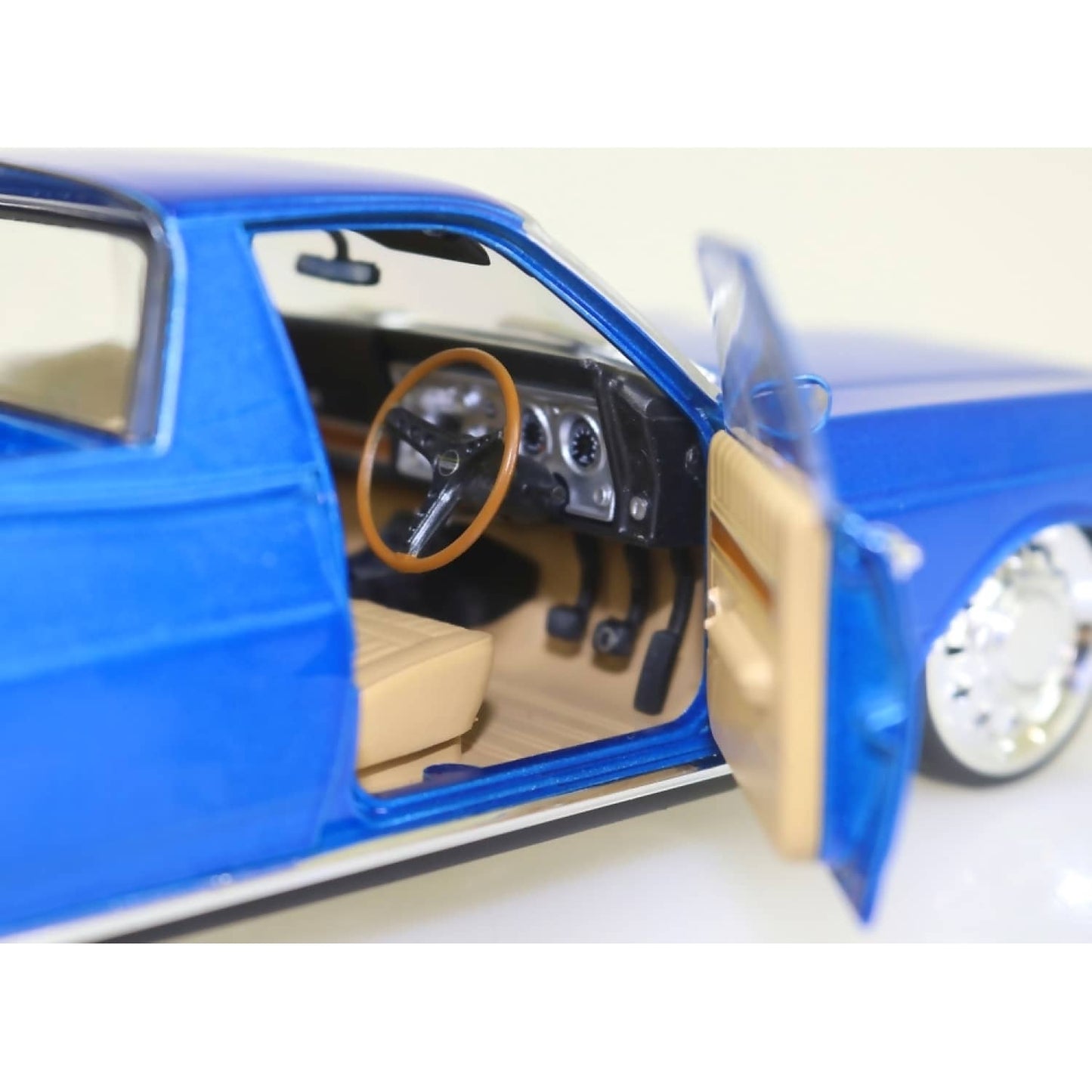 DDA Collectibles 1:24 Scale - Blue Custom XY Ford Falcon Ute - Diecast Model