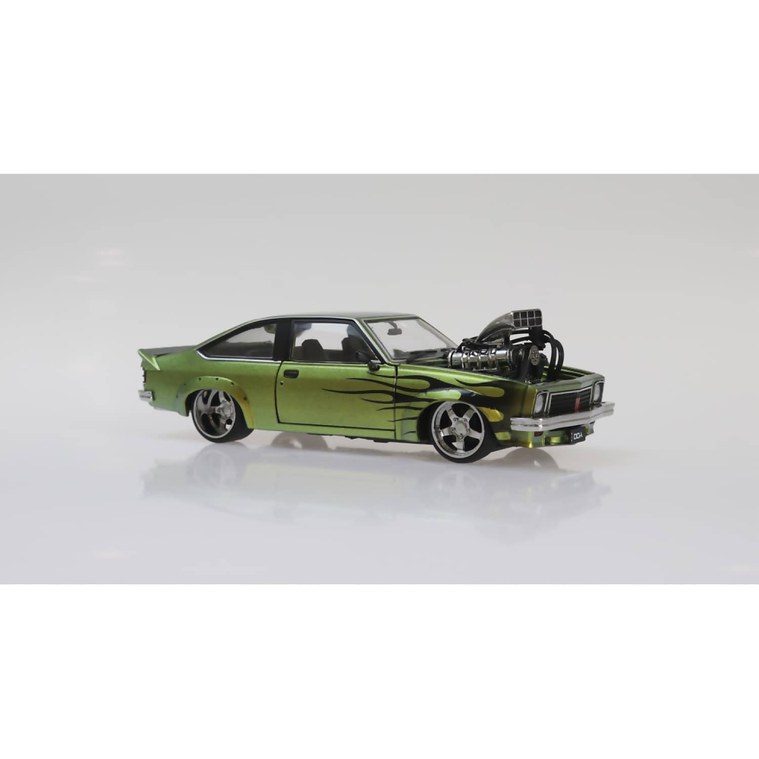 DDA Collectibles - 1:24 Scale - Colour Shift with Flames A9X Torana Supercharged Fully Detailed - Diecast Model