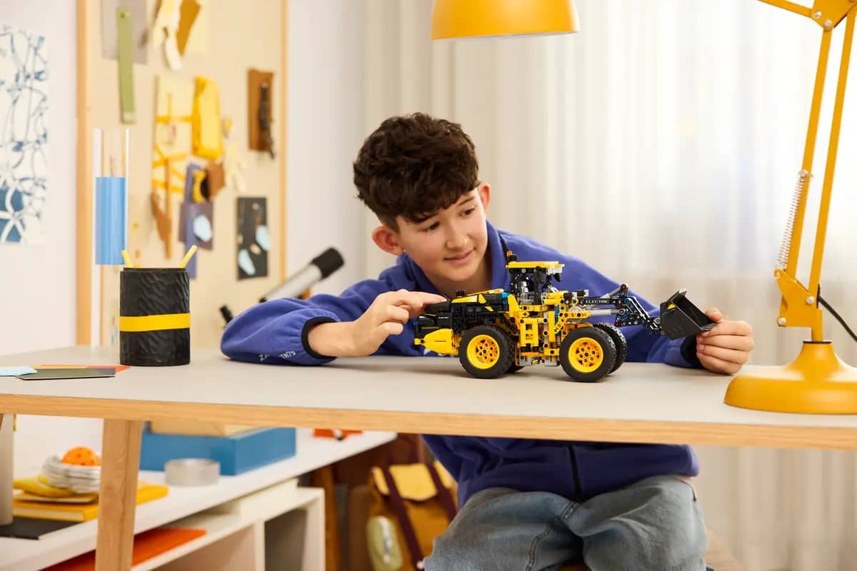 LEGO 42209 Volvo L120 Electric Wheel Loader - Technic