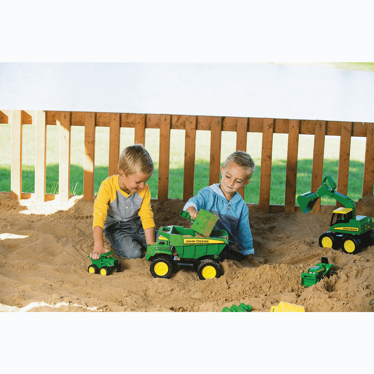15'' Big Scoop Dump Truck with Sand Tools