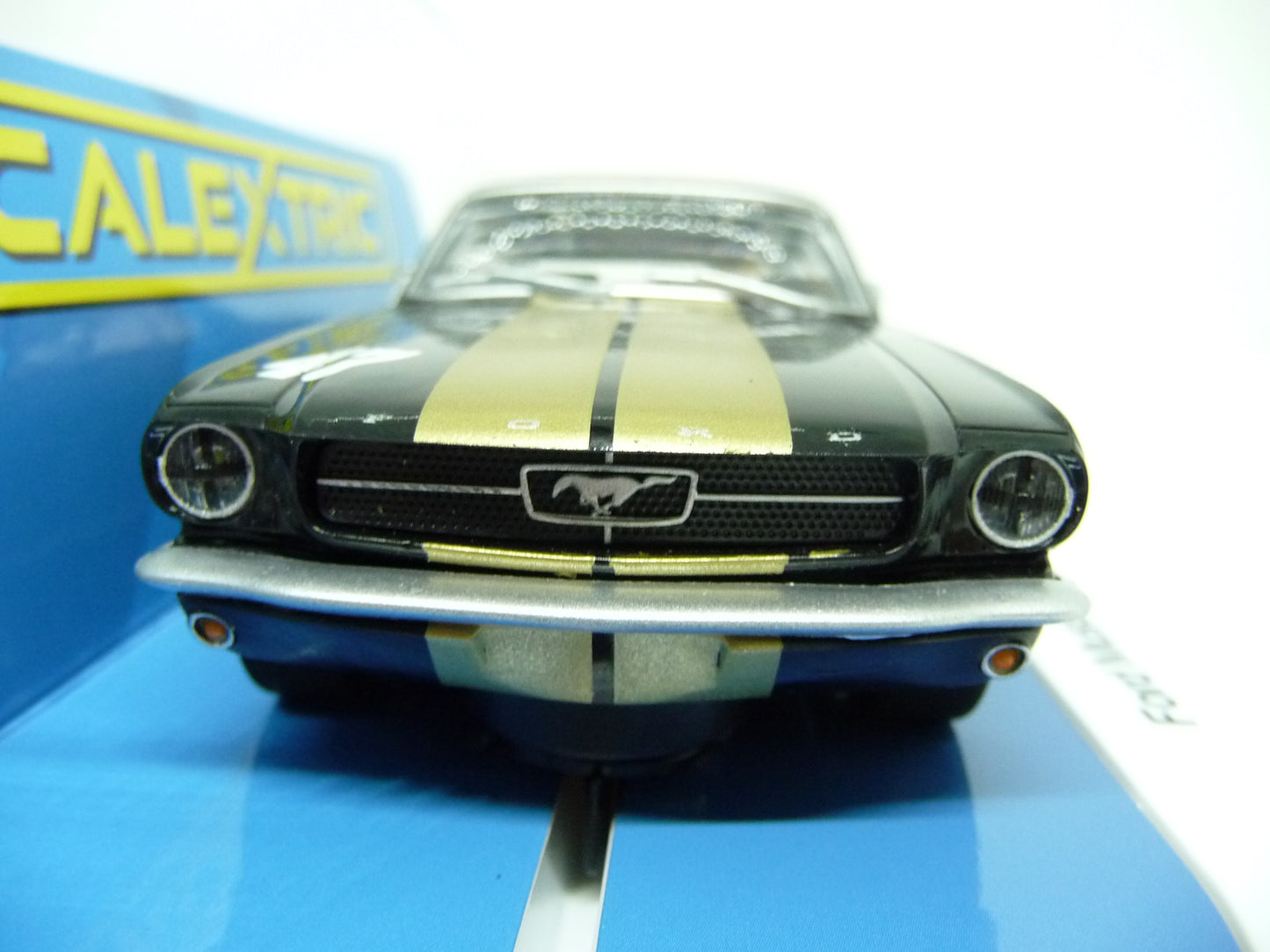 Scalextric - C4405 Ford Mustang Black Gold