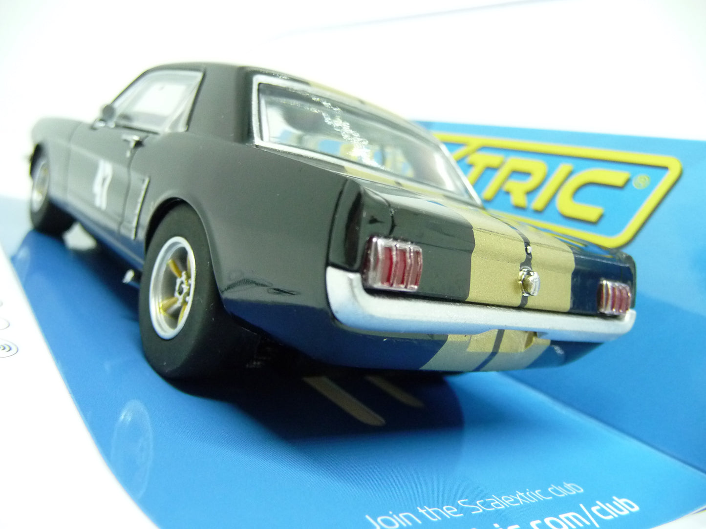 Scalextric - C4405 Ford Mustang Black Gold