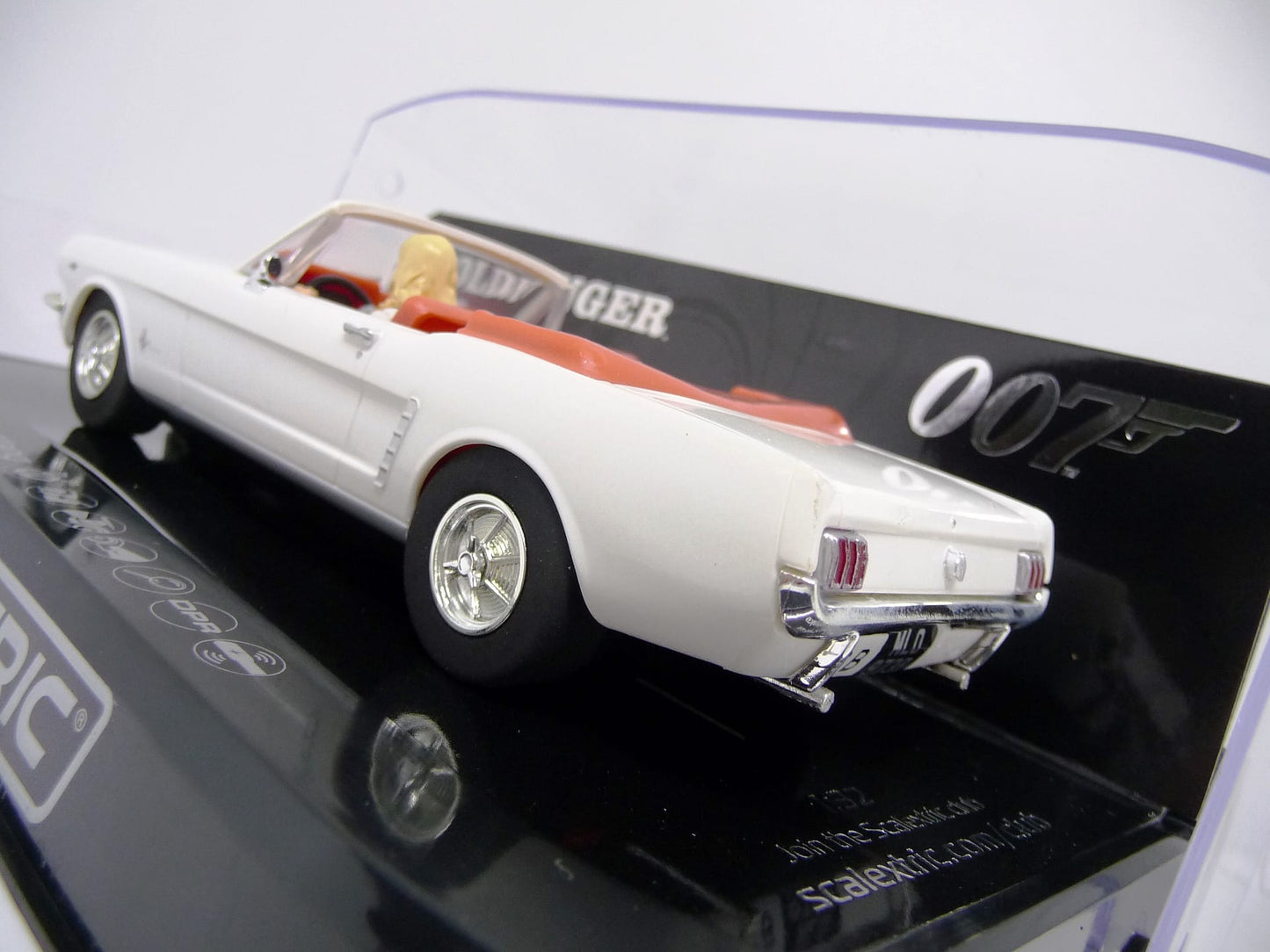 Scalextric C4404 James Bond Ford Mustang – Goldfinger