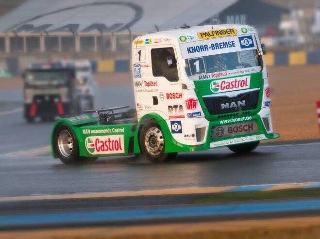 Scalextric C4156 1:32 Team Castrol Racing Truck slot car also suits Carrera