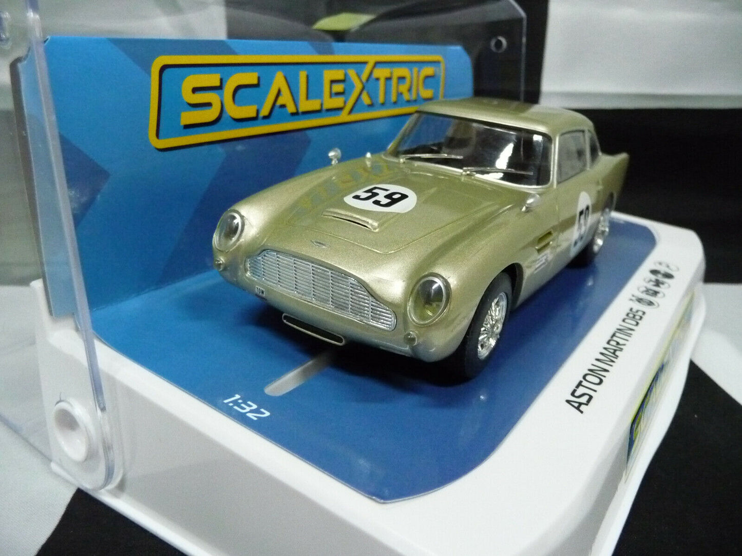 Scalextric C4166 1:32 Aston Martin DB5 White Gold Slot car