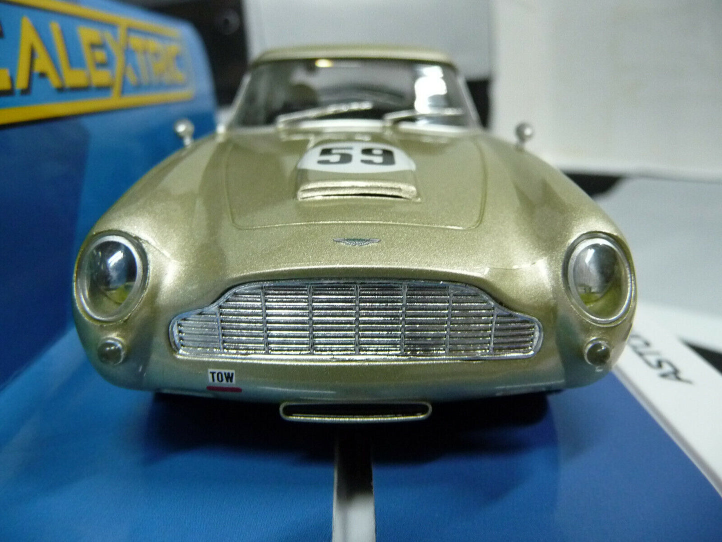 Scalextric C4166 1:32 Aston Martin DB5 White Gold Slot car