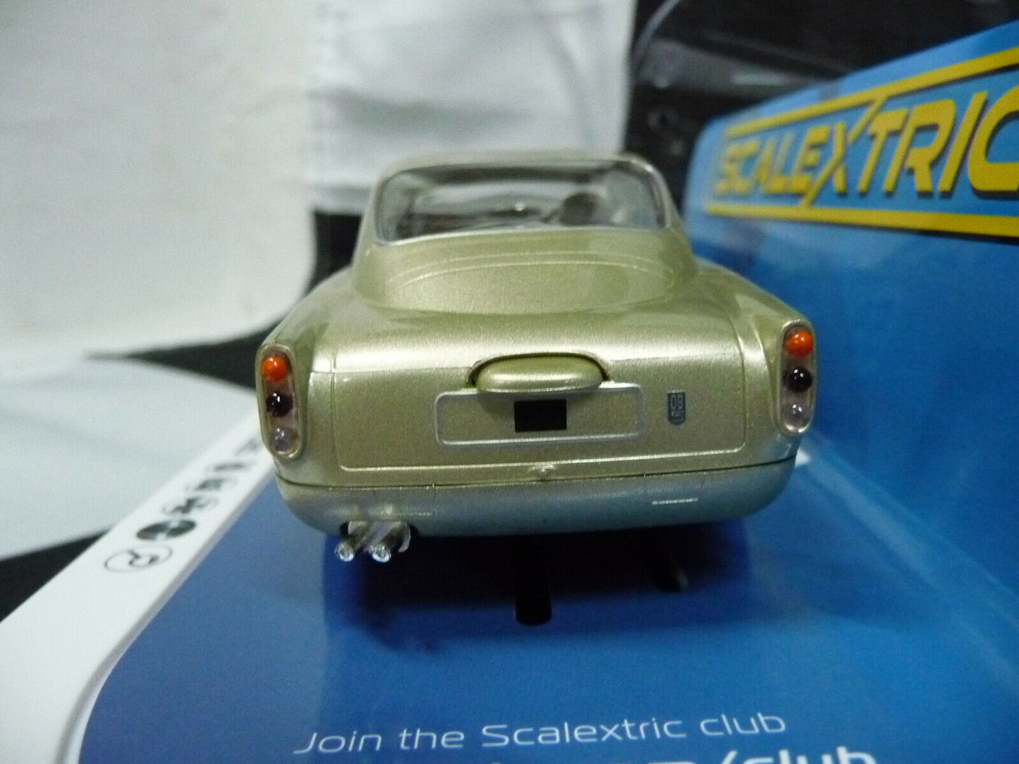 Scalextric C4166 1:32 Aston Martin DB5 White Gold Slot car