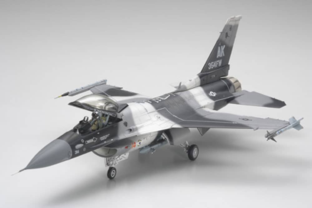 TAMIYA -  F-16C/N AGGRESSOR  T61106  PLASTIC MODEL KIT