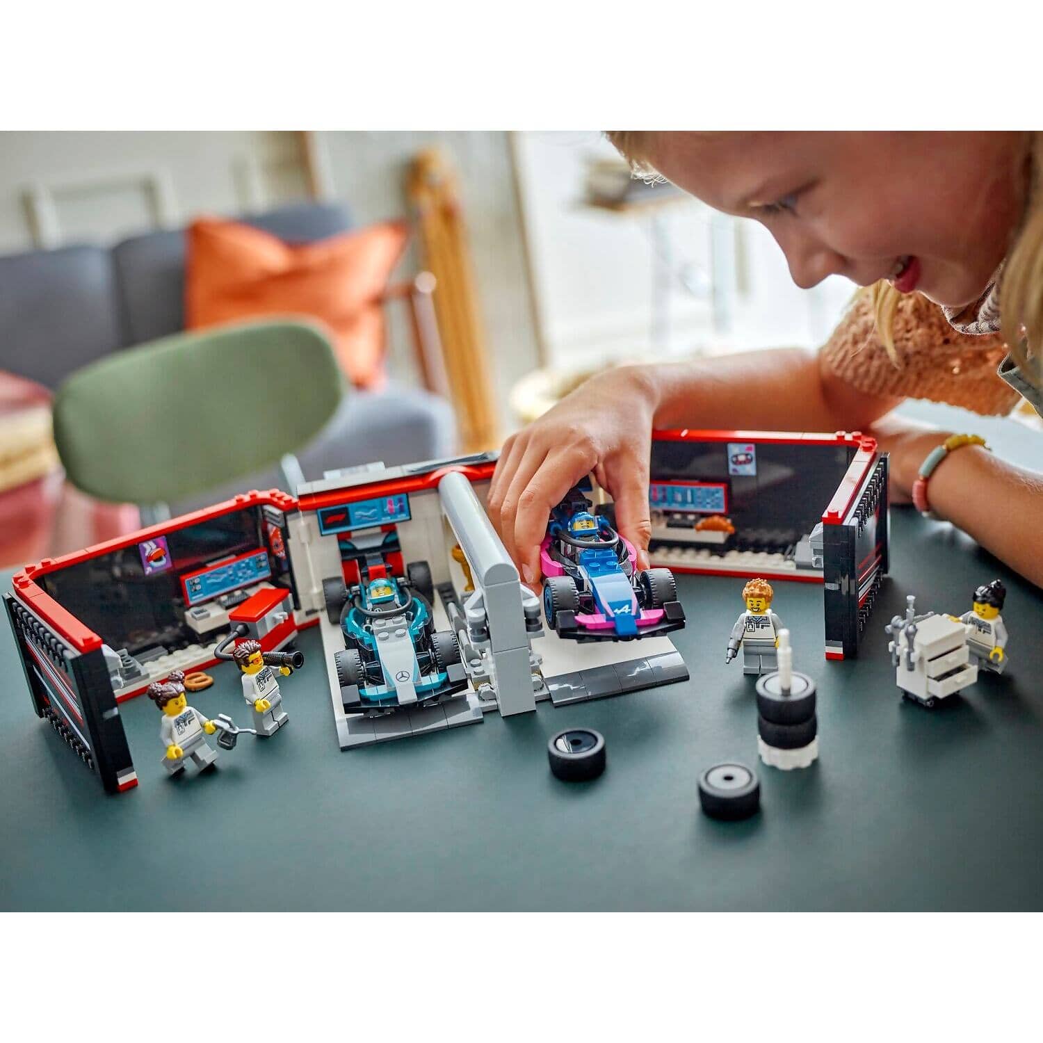 LEGO 60444 F1 Garage & Mercedes-AMG & Alpine Cars - City