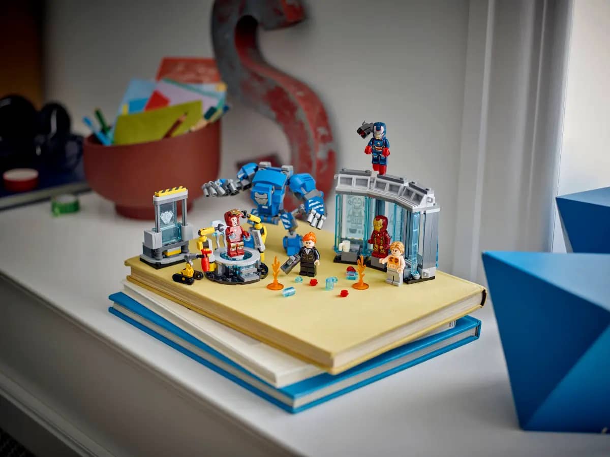 LEGO 76315 Iron Man's Laboratory: Hall of Armor - Marvel Super Heroes
