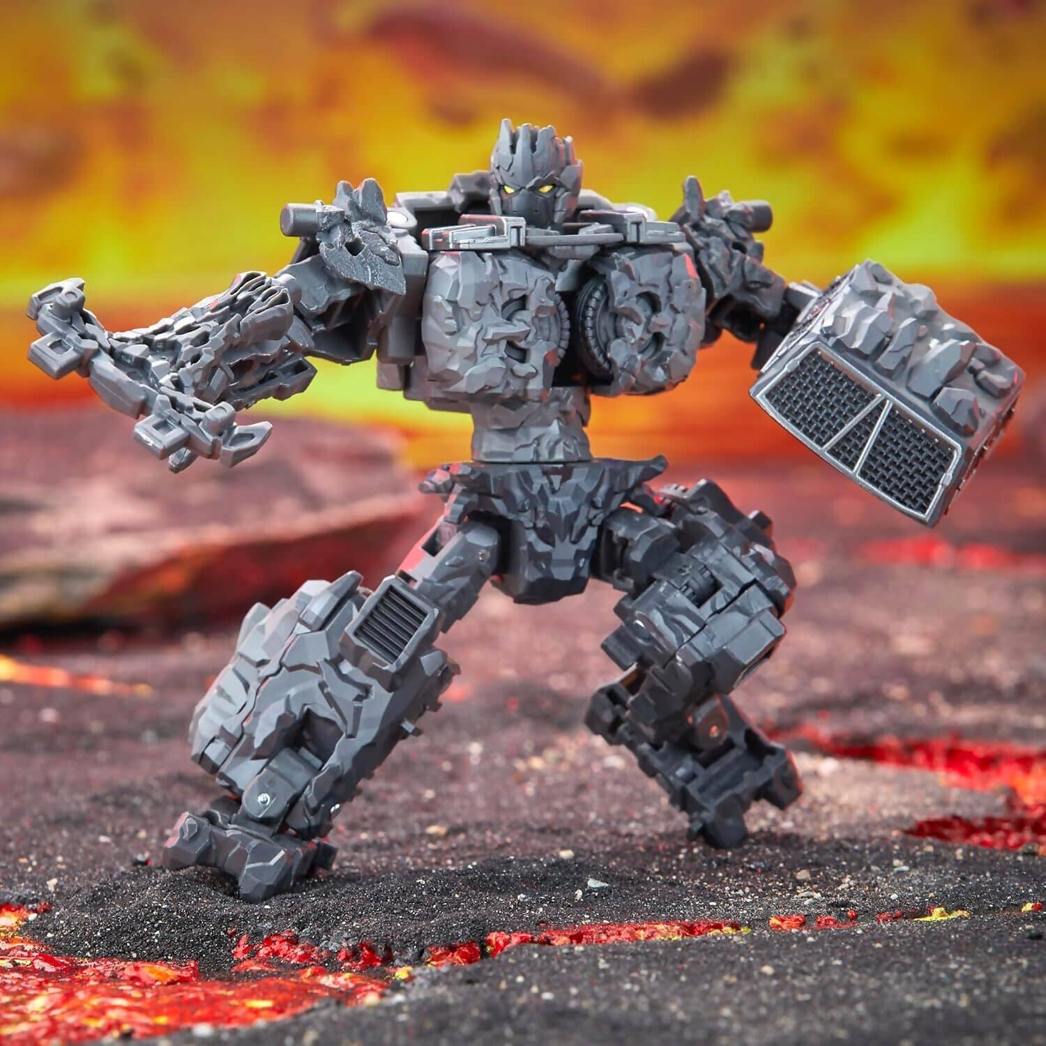 Transformers - Legacy United Deluxe Class Infernac Universe Magneous 5.5-inch Converting Action Figure - Hasbro