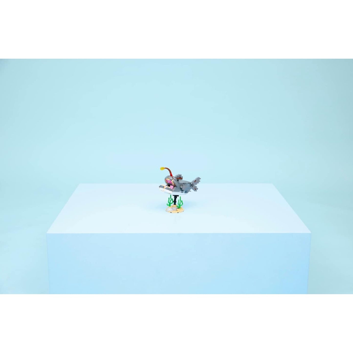 LEGO 31381 Fierce Shark with a Treasure Chest - Creator 3-in-1