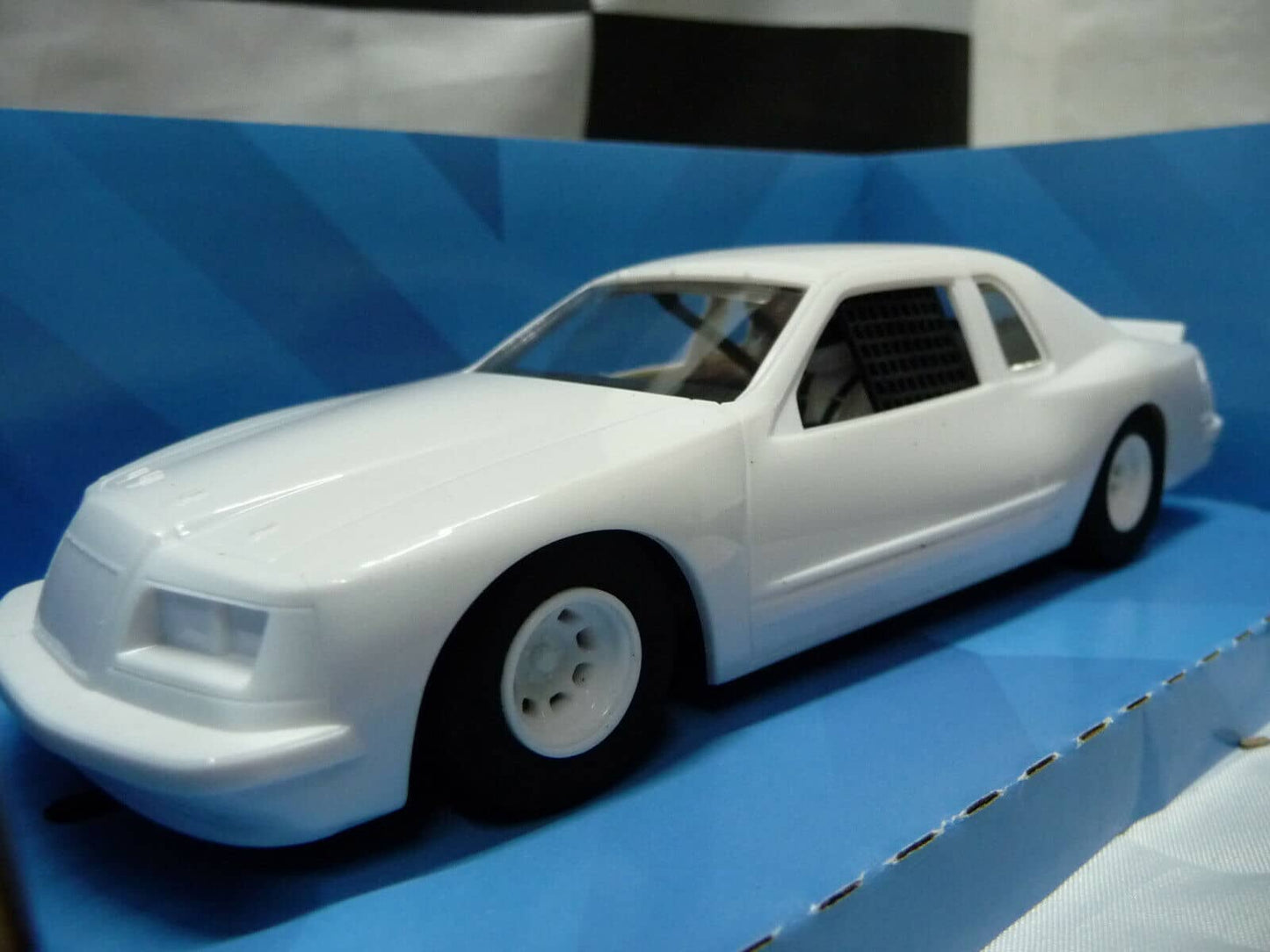 Scalextric C4077 1:32 Ford Thunderbird White slot car also suits Carrera