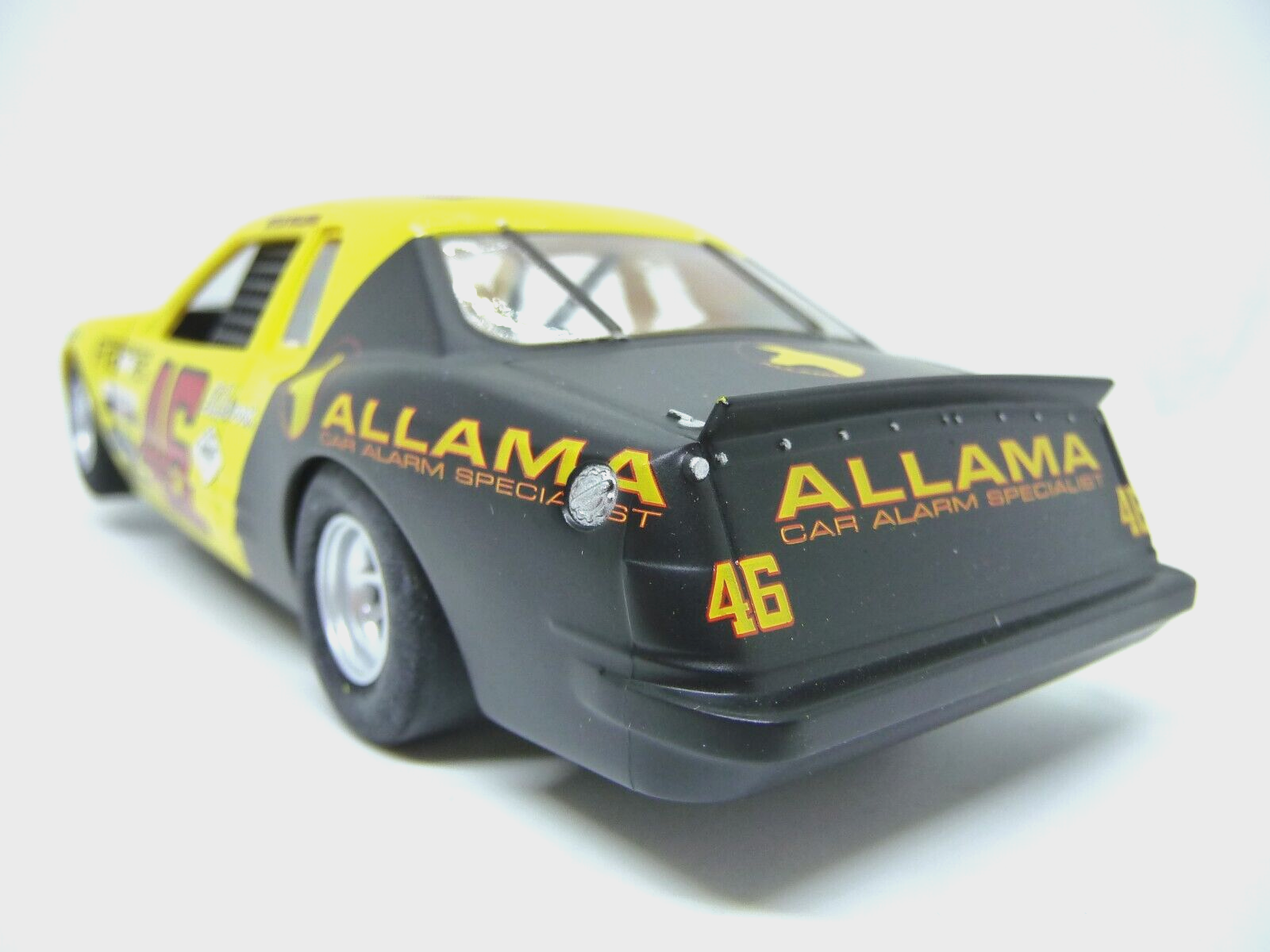 Scalextric - C4088 1:32 FORD THUNDERBIRD YELLOW BLACK #46 Slot Car Suit Carrera